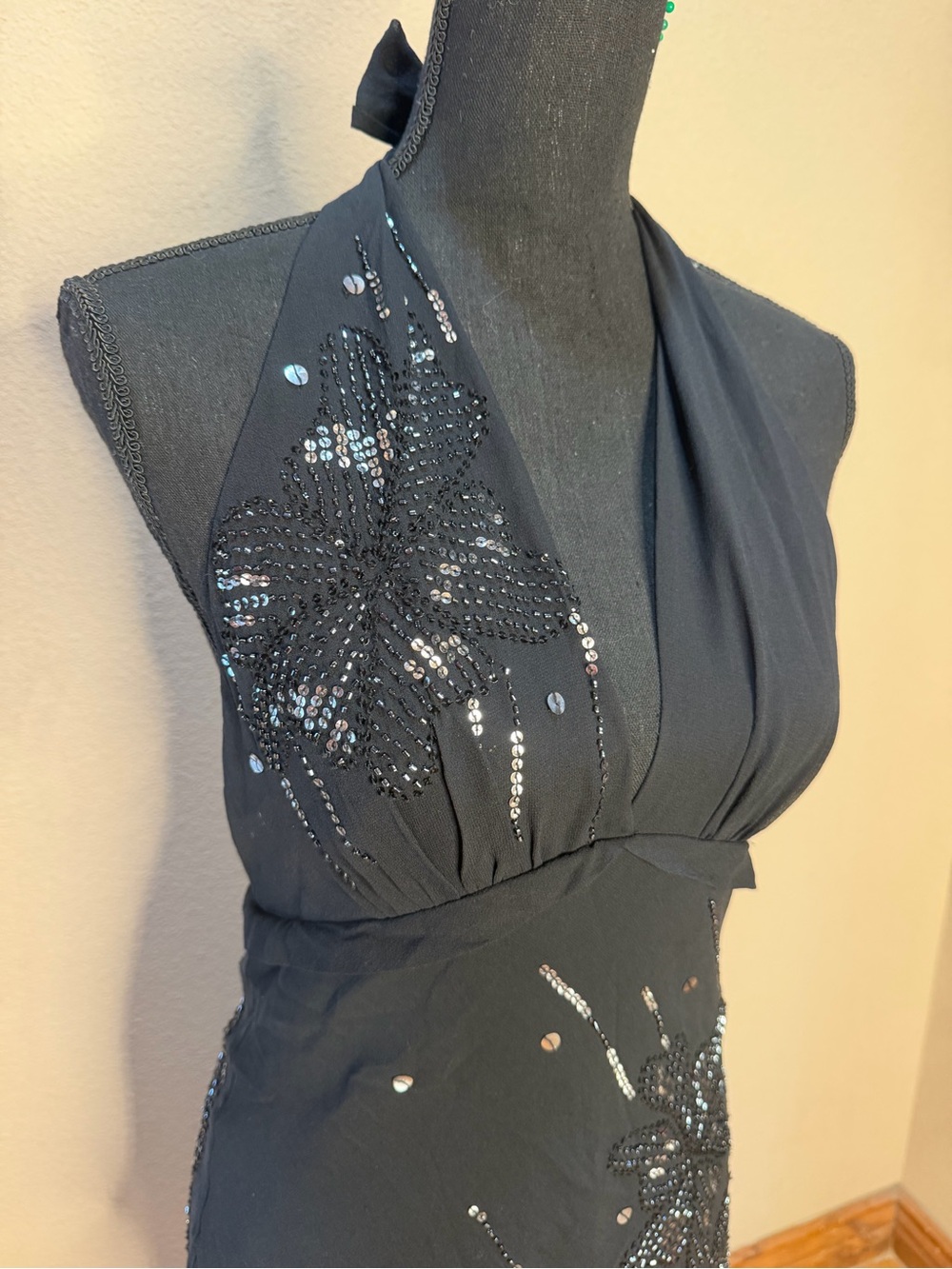 BCBGMaxAzria Black Sequin Halter Backless Cocktail Dress sz 8 - Picture 4 of 8